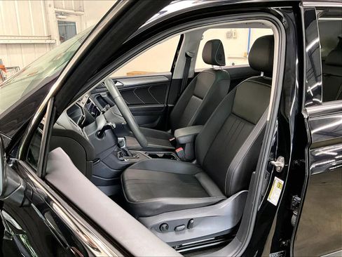 Used 2023 Volkswagen Tiguan SE w/ Panoramic Sunroof Package FWD image 27