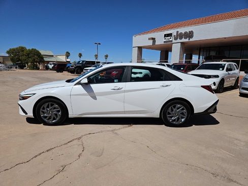 Used 2024 Hyundai Elantra SEL FWD image 2