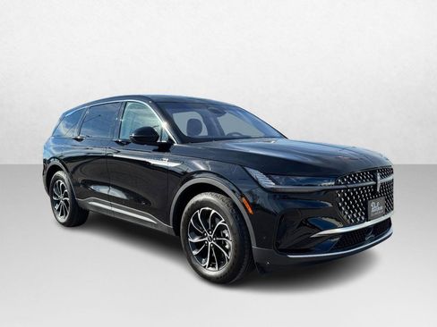 Used 2024 Lincoln Nautilus Premier image 3