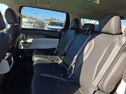 Used 2024 Kia Carnival LX image 19