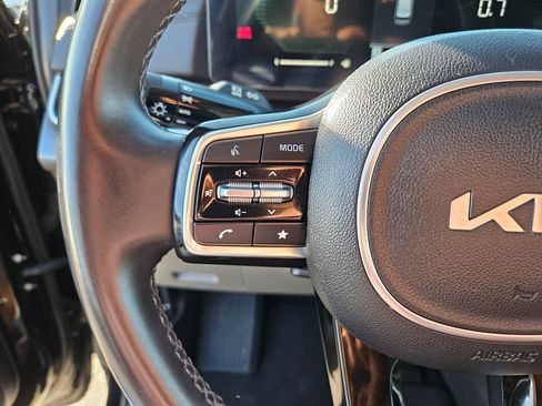 Used 2025 Kia Carnival FWD image 28
