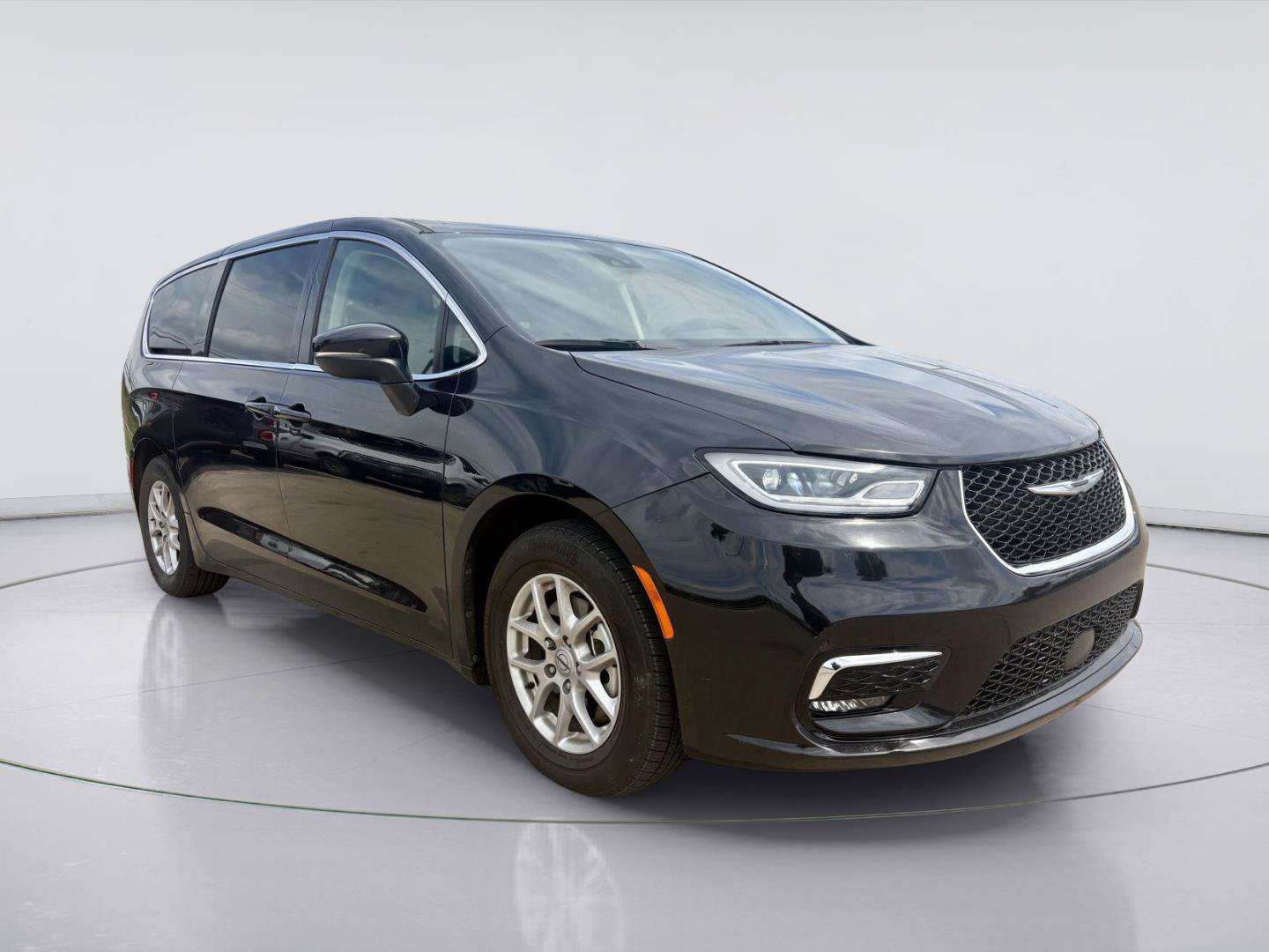 Used 2023 Chrysler Pacifica Touring-L FWD image 1