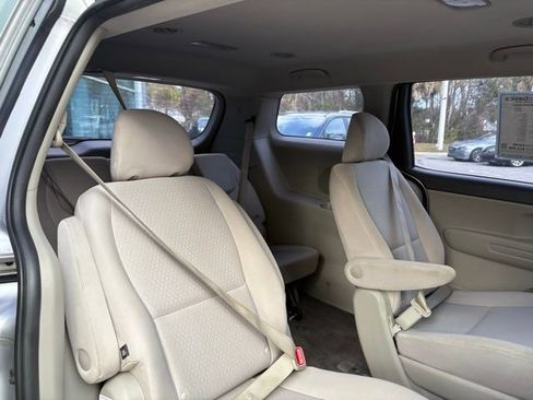 Used 2018 Kia Sedona L image 27