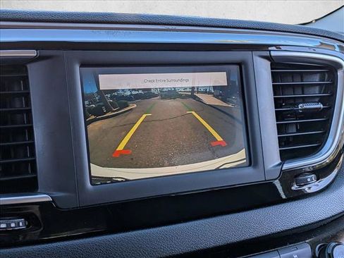 Used 2022 Chrysler Voyager LX image 13