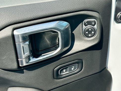 Used 2023 Jeep Gladiator Overland AWD/4WD image 17