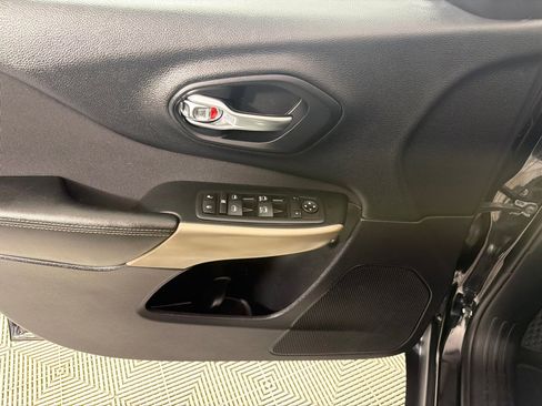 Used 2017 Jeep Cherokee Latitude FWD image 10