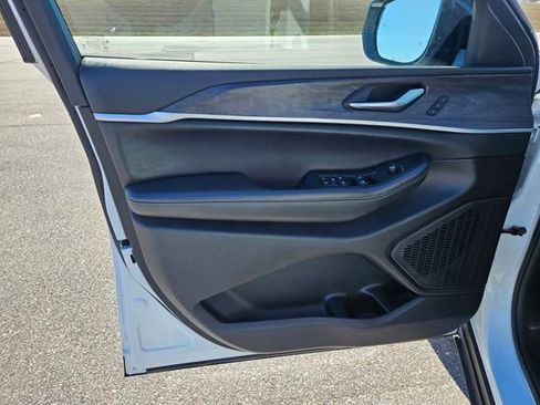 Used 2024 Jeep Grand Cherokee Limited image 10