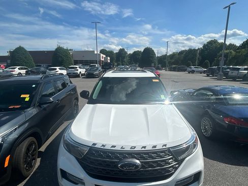 Used 2022 Ford Explorer XLT w/ Equipment Group 202A AWD/4WD image 8
