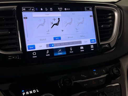 Used 2024 Chrysler Pacifica Touring-L image 19