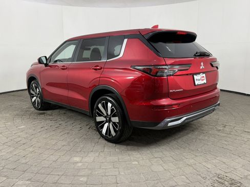 Used 2025 Mitsubishi Outlander SE image 5