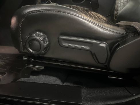 Used 2022 Jeep Wrangler Unlimited Sahara AWD/4WD image 16