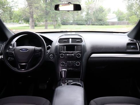 Used 2018 Ford Explorer XLT AWD/4WD image 16