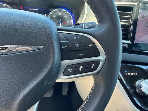 Used 2024 Chrysler Pacifica Touring-L FWD image 13