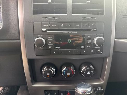 Used 2012 Jeep Liberty Sport w/ Comfort Seating Group AWD/4WD image 28