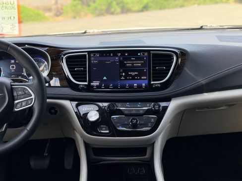 Used 2023 Chrysler Pacifica Limited image 17