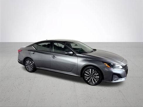 Used 2023 Nissan Altima 2.5 SV w/ SV Premium Package FWD image 4