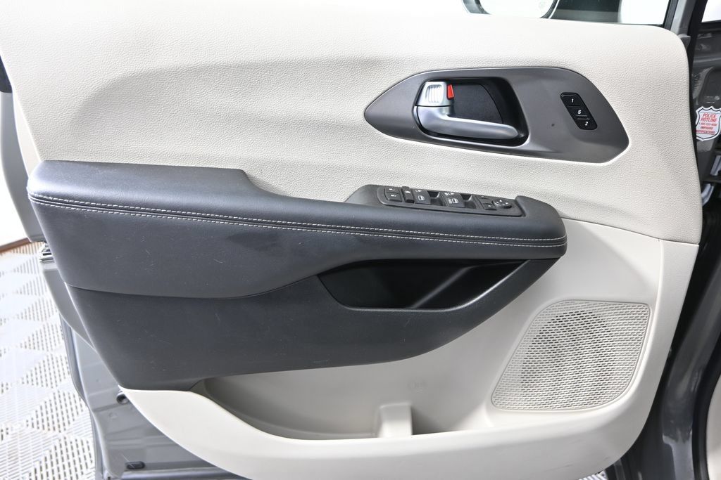 Used 2023 Chrysler Pacifica Touring-L FWD image 15