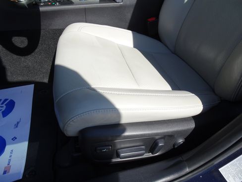 Used 2015 Toyota Avalon Limited w/ Technology Package FWD image 9