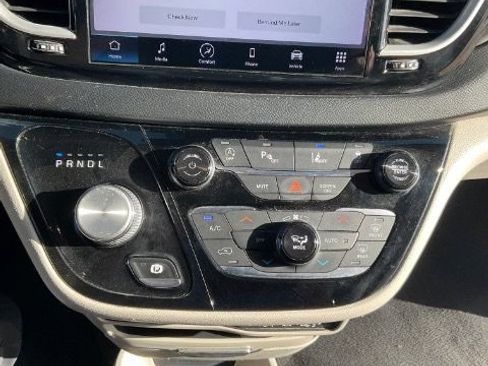 Used 2022 Chrysler Pacifica Touring-L FWD image 28