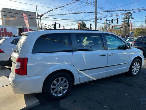 Used 2012 Chrysler Town & Country Touring-L w/ Entertainment Group #2 image 4