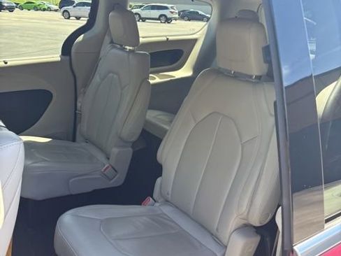 Used 2020 Chrysler Pacifica Touring-L Plus w/ Tire & Wheel Group FWD image 7