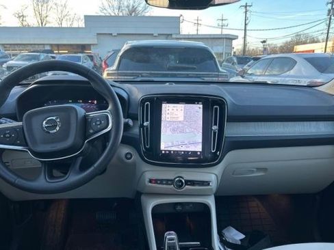 Used 2023 Volvo XC40 B5 Plus w/ Climate Package image 5