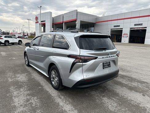 Used 2025 Toyota Sienna LE image 7
