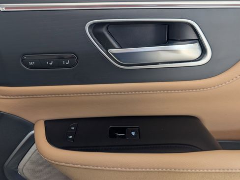 Used 2025 INFINITI QX80 Sensory image 23