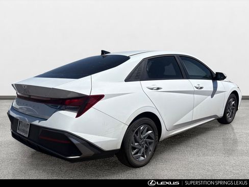 Used 2024 Hyundai Elantra SEL FWD image 3