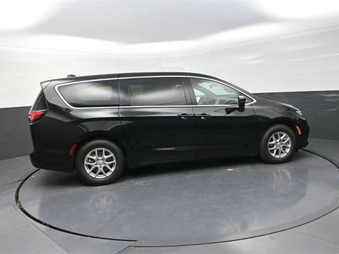 New 2026 Chrysler Pacifica Select image 8