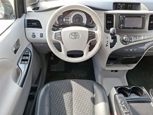 Used 2014 Toyota Sienna SE image 14
