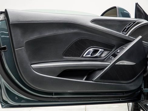 Used 2017 Audi R8 V10 w/ Carbon Exterior Package image 42