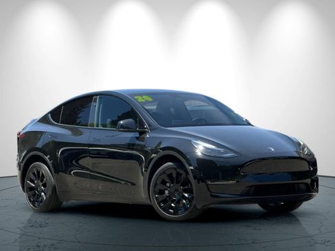 Used 2024 Tesla Model Y Long Range AWD/4WD image 2
