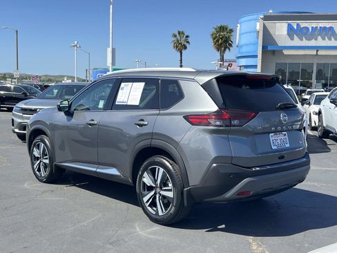 Used 2021 Nissan Rogue SL image 3