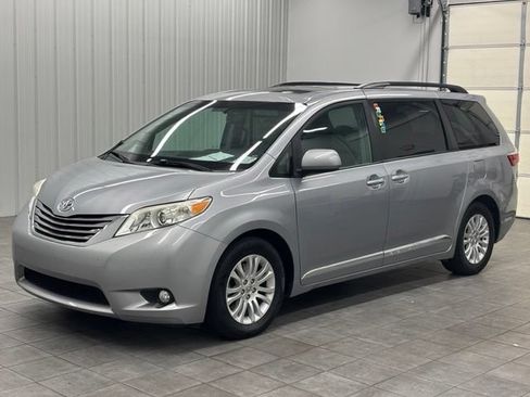 Used 2015 Toyota Sienna XLE w/ XLE Navigation Package FWD image 5