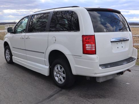 Used 2010 Chrysler Town & Country Touring image 3