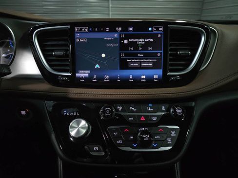 Used 2021 Chrysler Pacifica Limited w/ Uconnect Theater Family Group FWD image 31