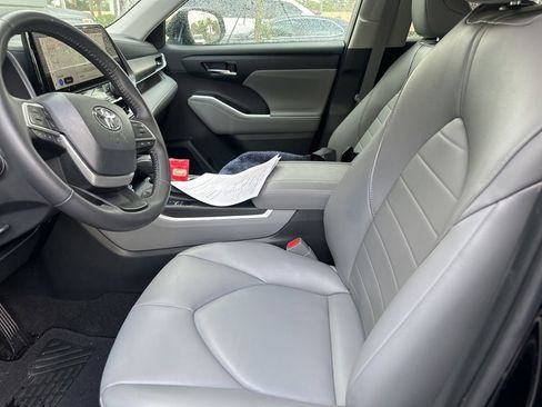 Used 2024 Toyota Highlander XLE image 5