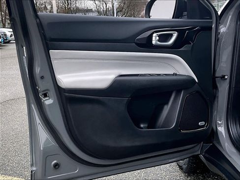 Used 2023 Jeep Compass Limited w/ Sun and Sound Group AWD/4WD image 9