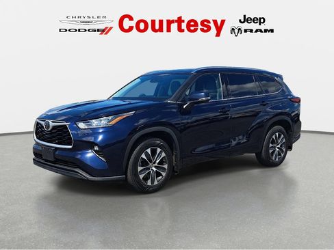 Used 2020 Toyota Highlander XLE AWD/4WD image 8