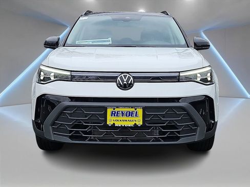 New 2026 Volkswagen Taos SE FWD image 2