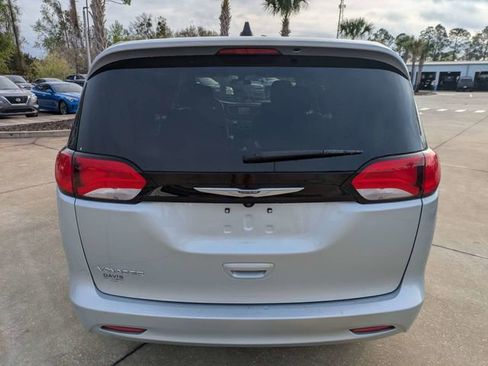 Certified 2022 Chrysler Voyager LX image 5