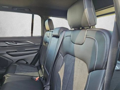 New 2025 Jeep Grand Cherokee Altitude image 15