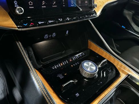 Used 2022 Jeep Grand Wagoneer Series III AWD/4WD image 32