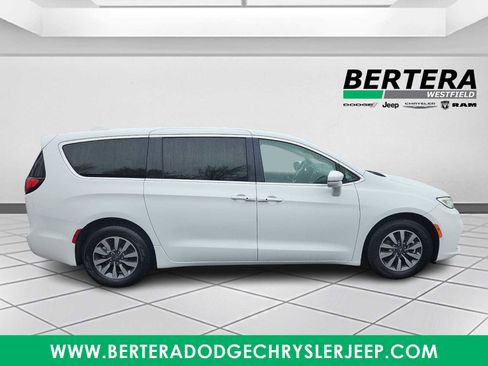 Used 2022 Chrysler Pacifica Touring-L FWD image 7