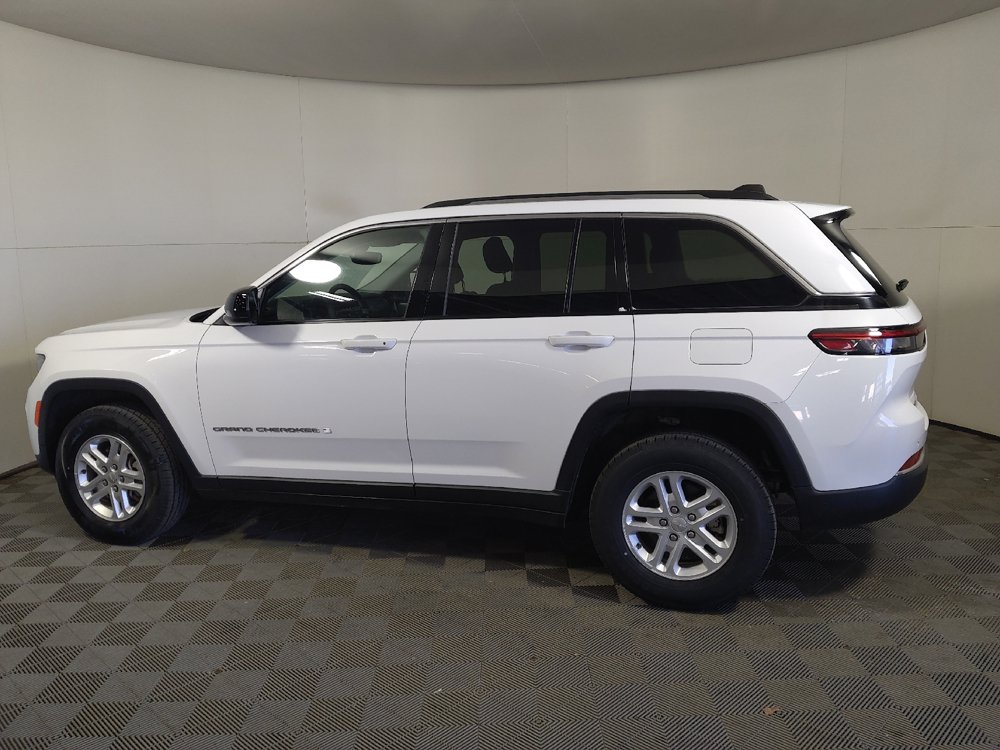 Used 2023 Jeep Grand Cherokee Laredo w/ Luxury Tech Group I AWD/4WD image 3