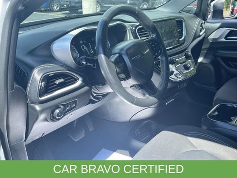 Used 2023 Chrysler Pacifica Touring FWD image 10