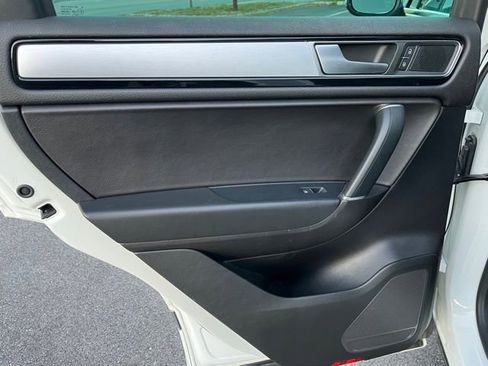 Used 2017 Volkswagen Touareg V6 image 18