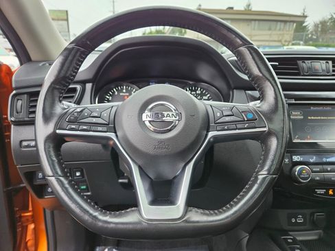 Used 2019 Nissan Rogue SV w/ Sun & Sound Touring Package image 2