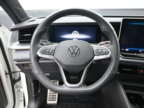 Used 2025 Volkswagen Tiguan SE R-Line AWD/4WD image 16